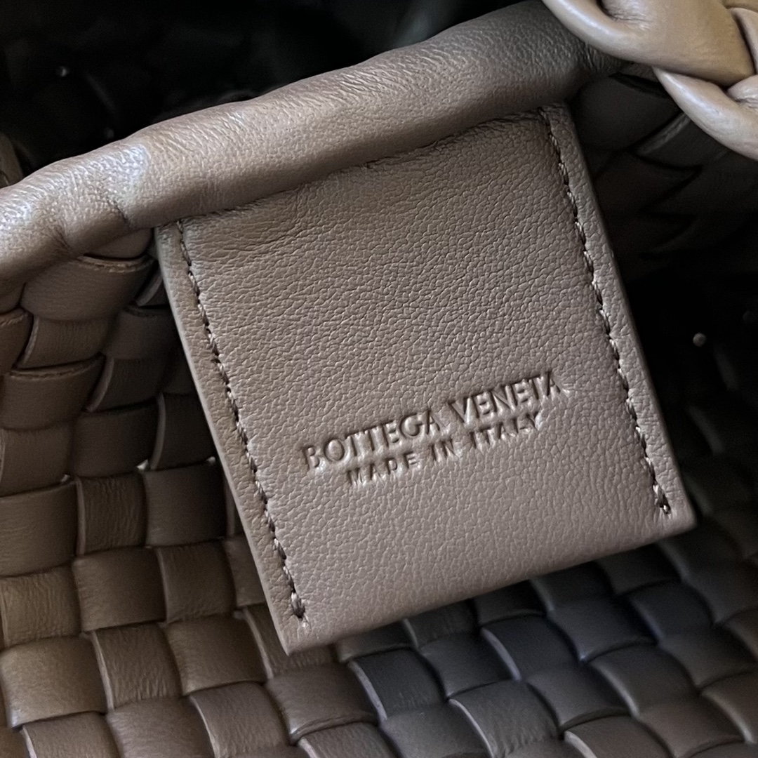 bo*te*ga Ve*ne*ta mini cobble shoulder bag