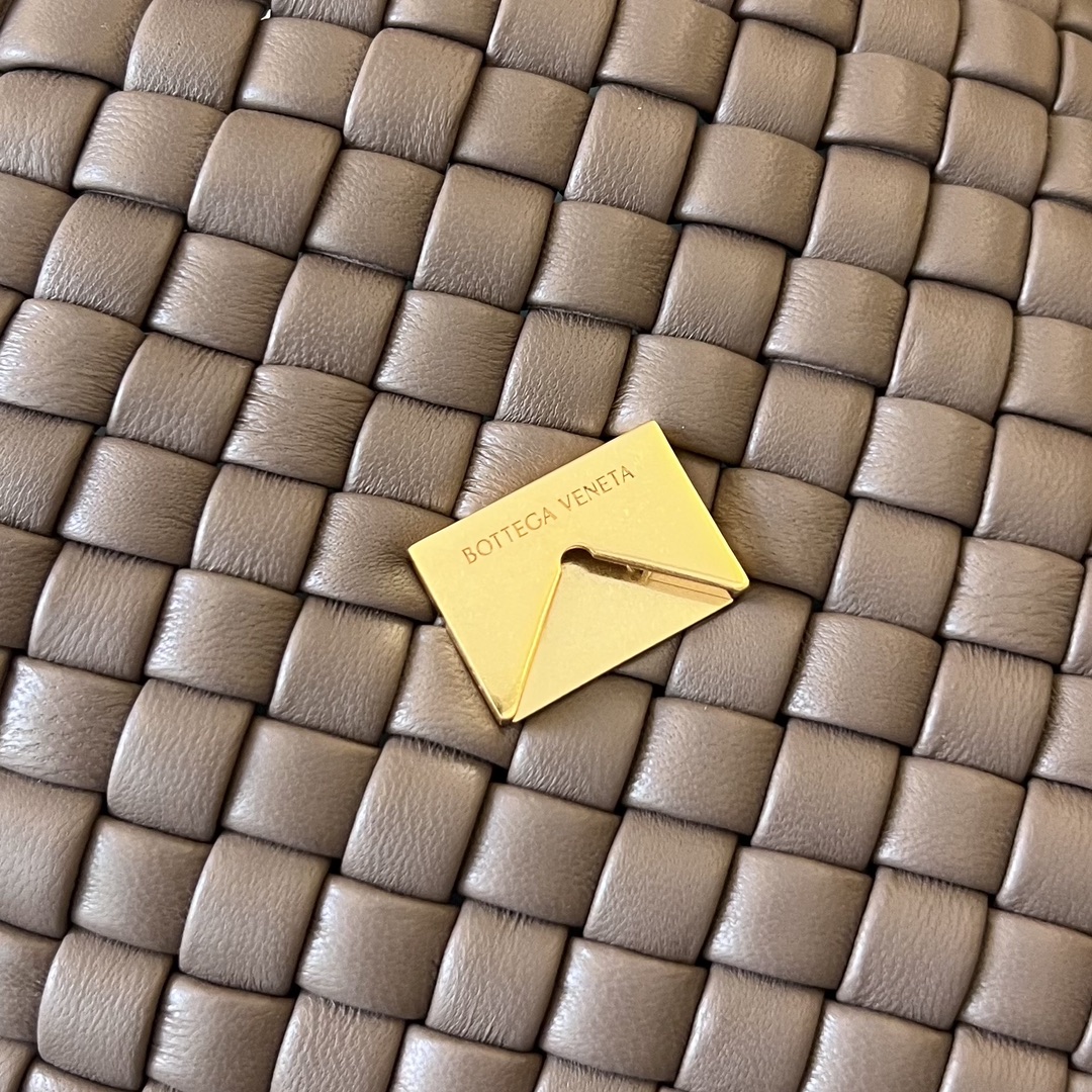 bo*te*ga Ve*ne*ta mini cobble shoulder bag