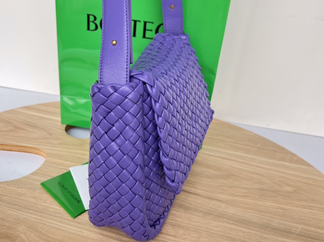 bo*te*ga Ve*ne*ta small cobble shoulder bag
