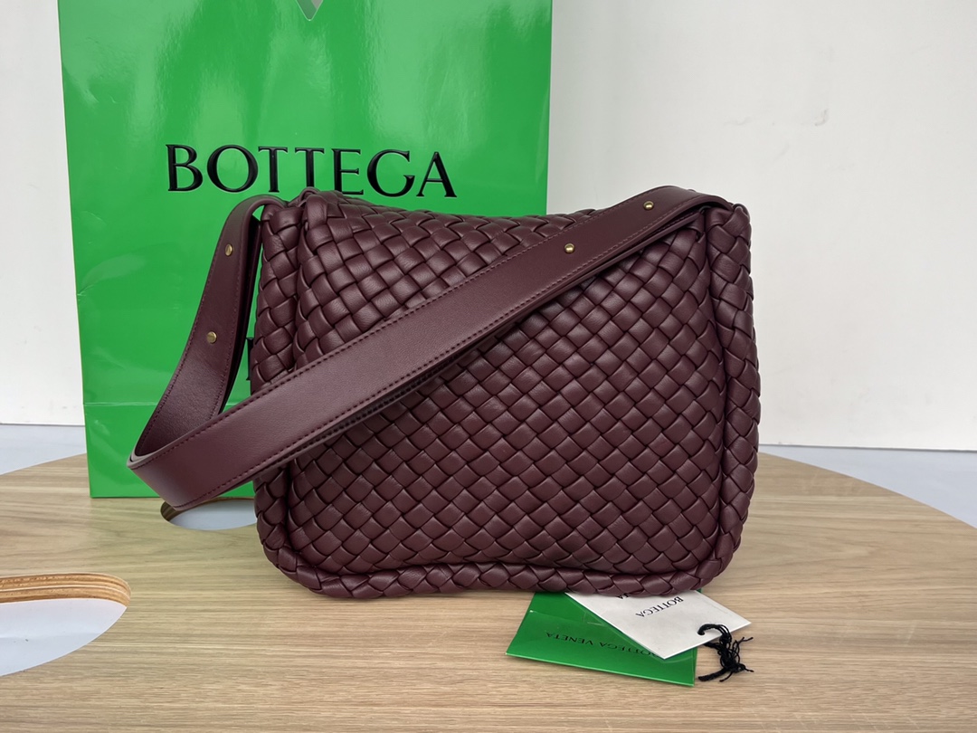 bo*te*ga Ve*ne*ta small cobble shoulder bag