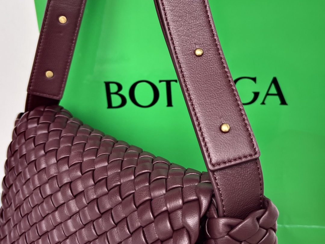 bo*te*ga Ve*ne*ta small cobble shoulder bag