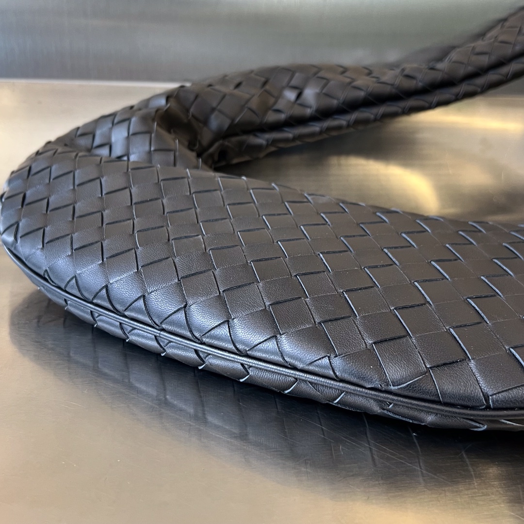 bo*te*ga Ve*ne*ta buddy bag