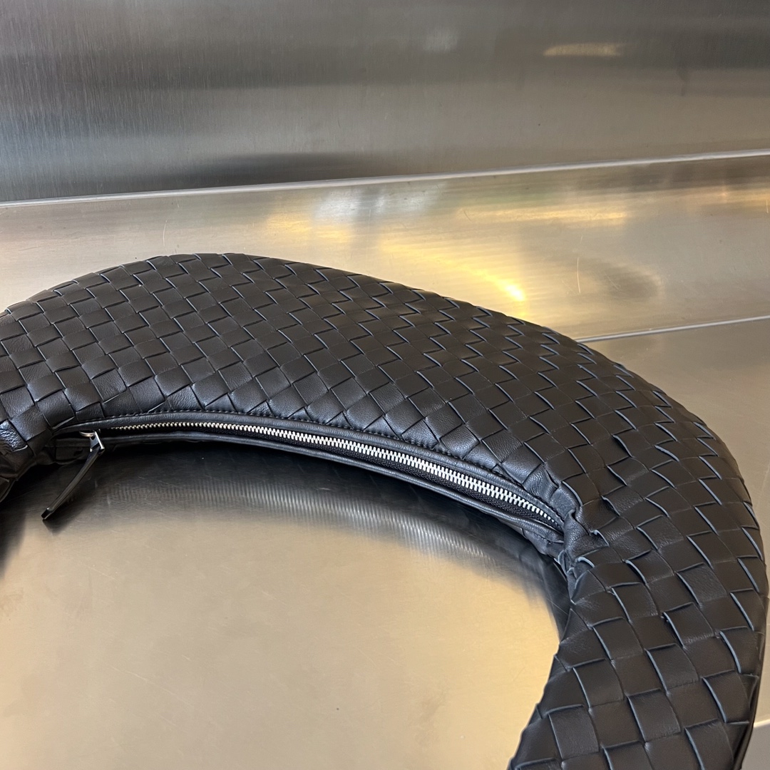 bo*te*ga Ve*ne*ta buddy bag