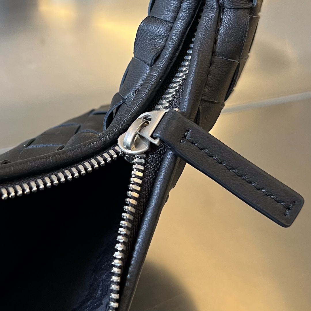 bo*te*ga Ve*ne*ta buddy bag