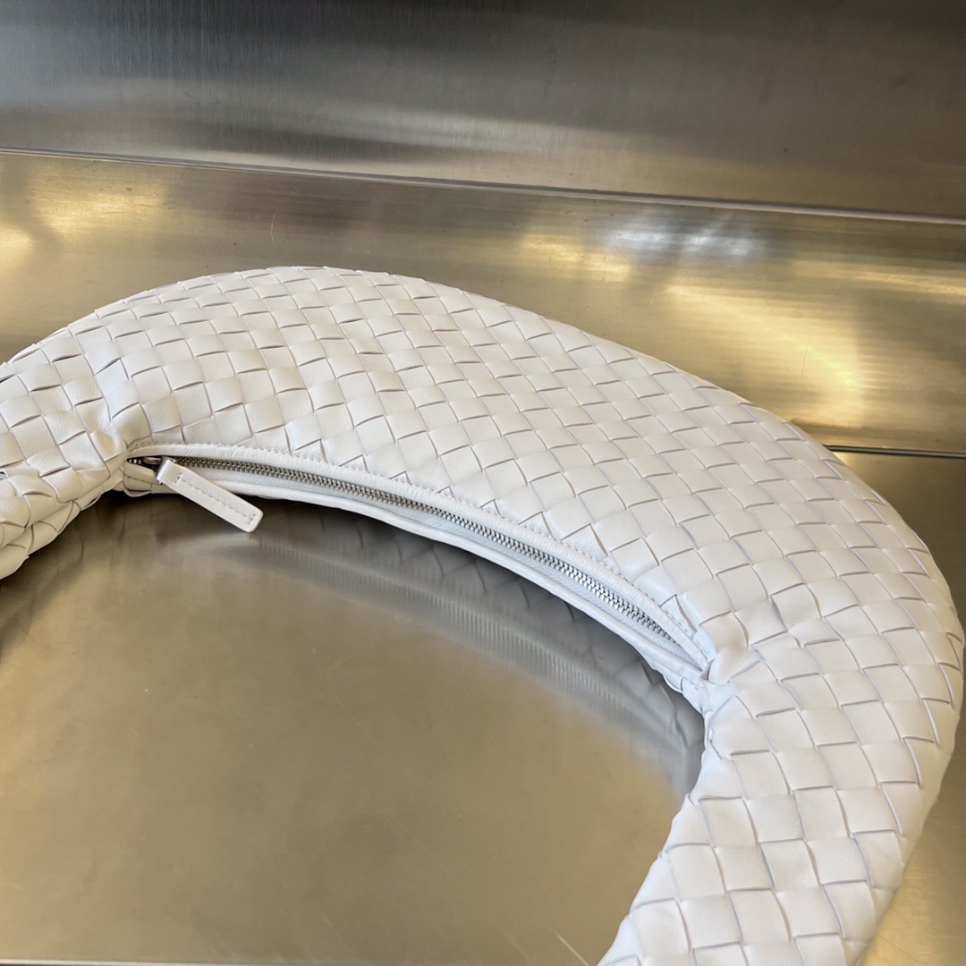 bo*te*ga Ve*ne*ta buddy bag