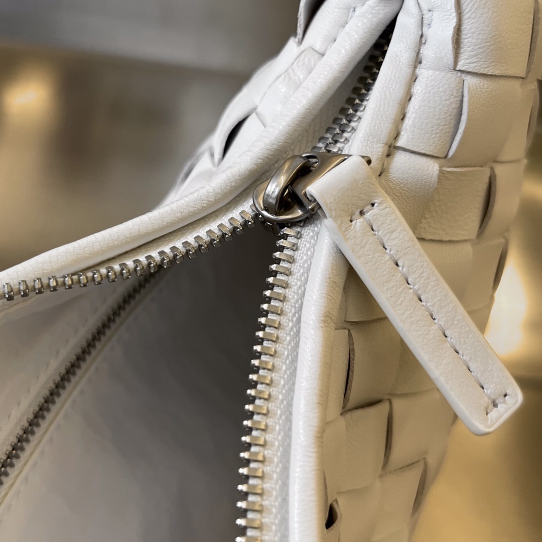 bo*te*ga Ve*ne*ta buddy bag