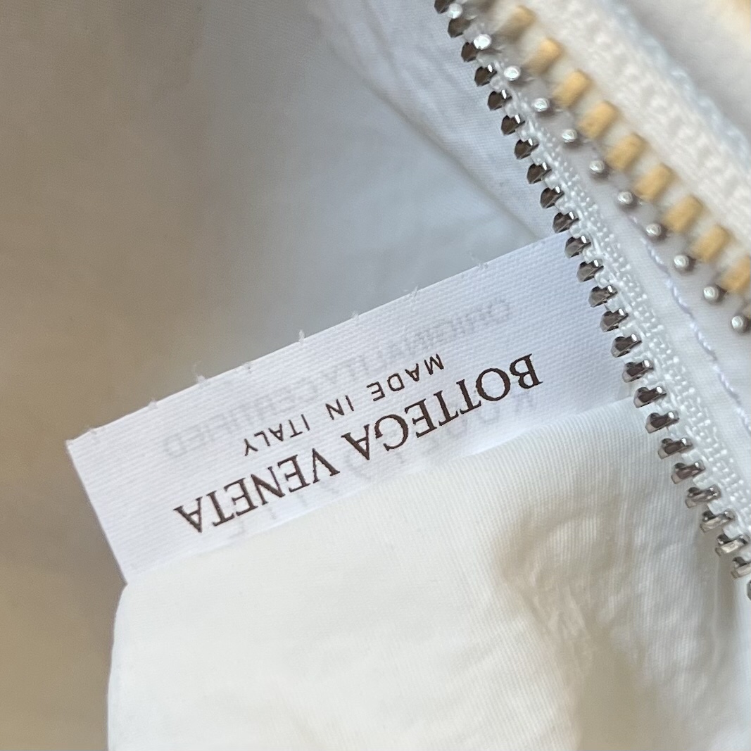 bo*te*ga Ve*ne*ta buddy bag