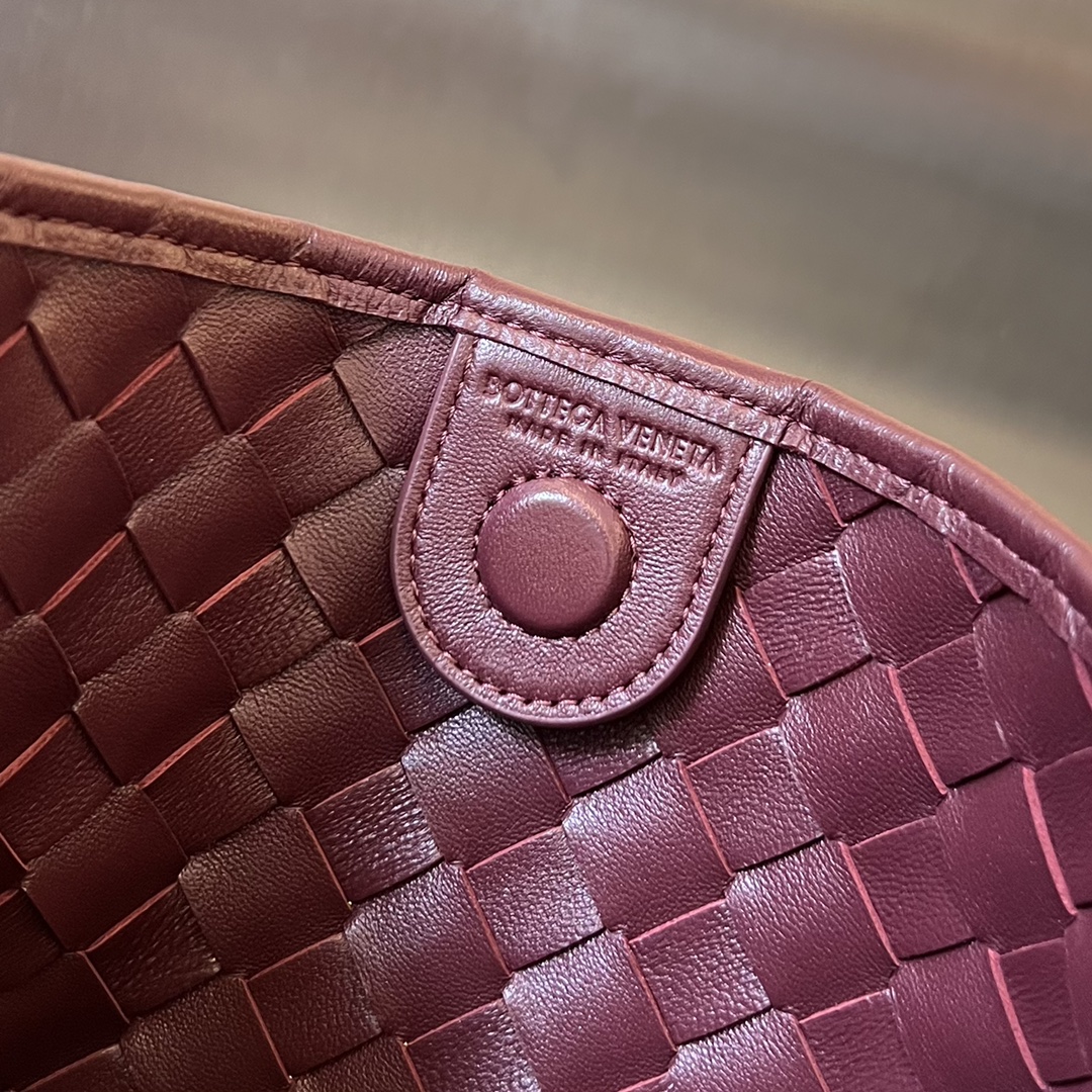 bo*te*ga Ve*ne*ta medium sardine