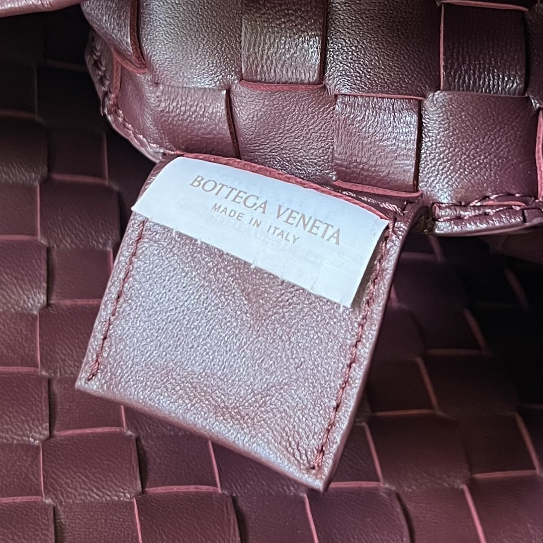 bo*te*ga Ve*ne*ta medium sardine