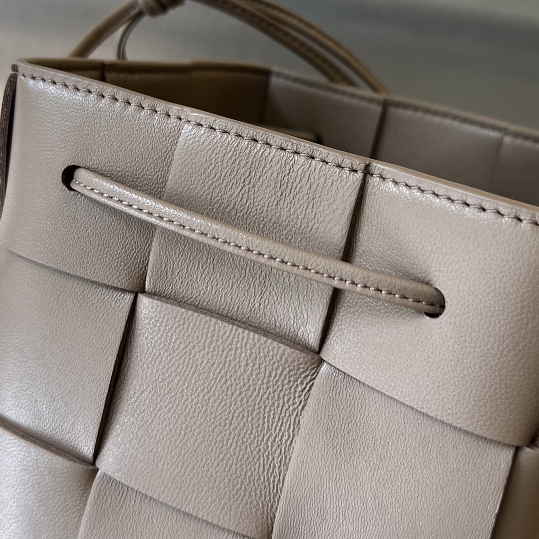 bo*te*ga Ve*ne*ta small cassette cross-body bucket