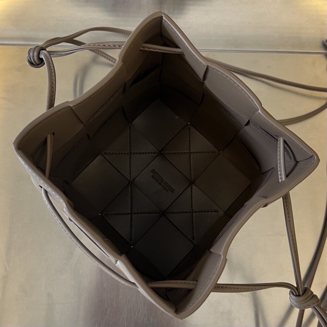 bo*te*ga Ve*ne*ta small cassette cross-body bucket