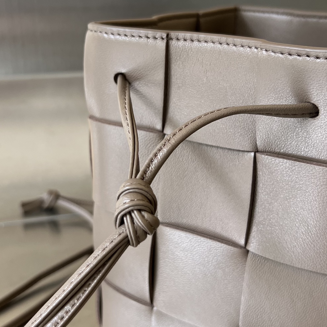 bo*te*ga Ve*ne*ta small cassette cross-body bucket