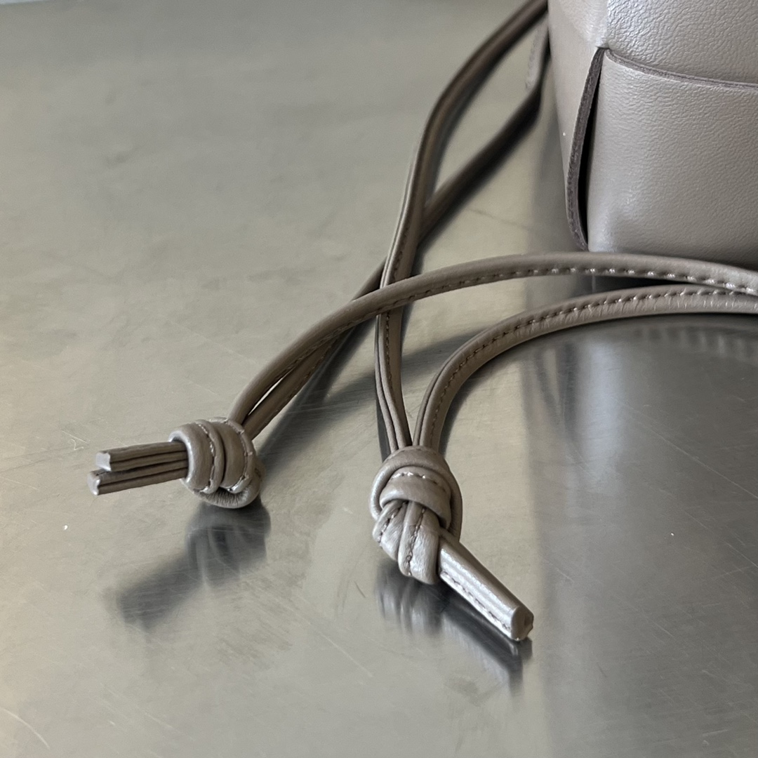 bo*te*ga Ve*ne*ta small cassette cross-body bucket