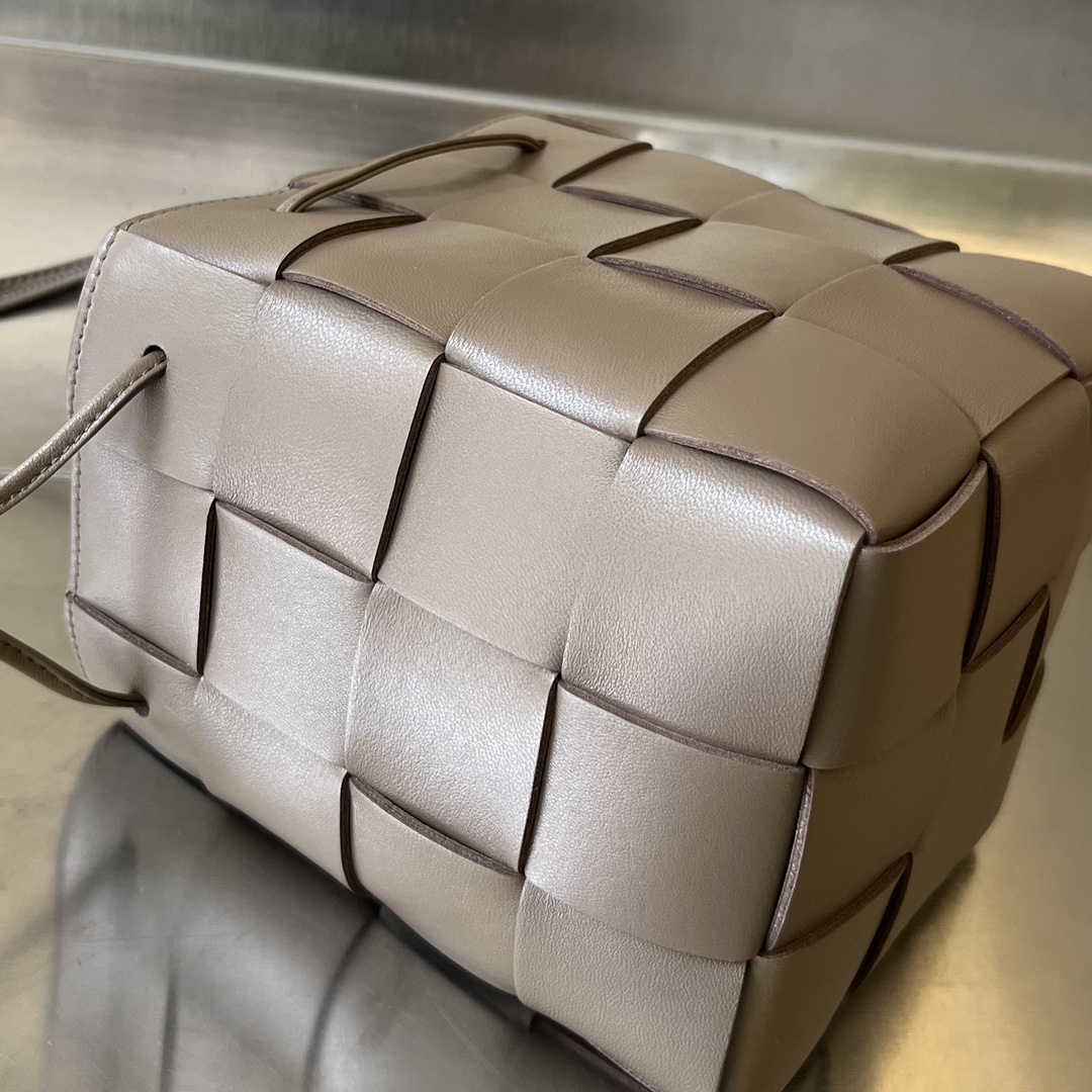 bo*te*ga Ve*ne*ta small cassette cross-body bucket