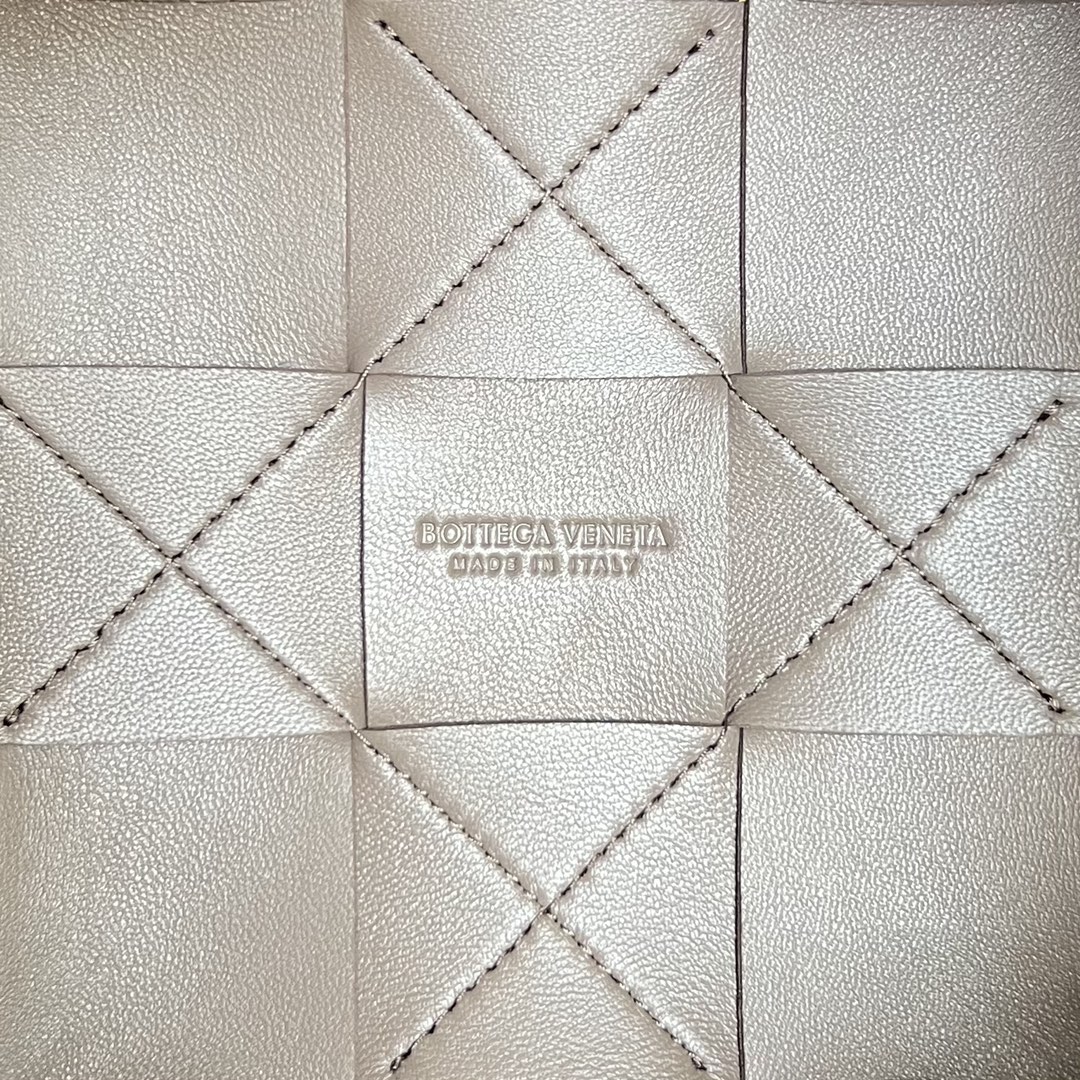 bo*te*ga Ve*ne*ta small cassette cross-body bucket