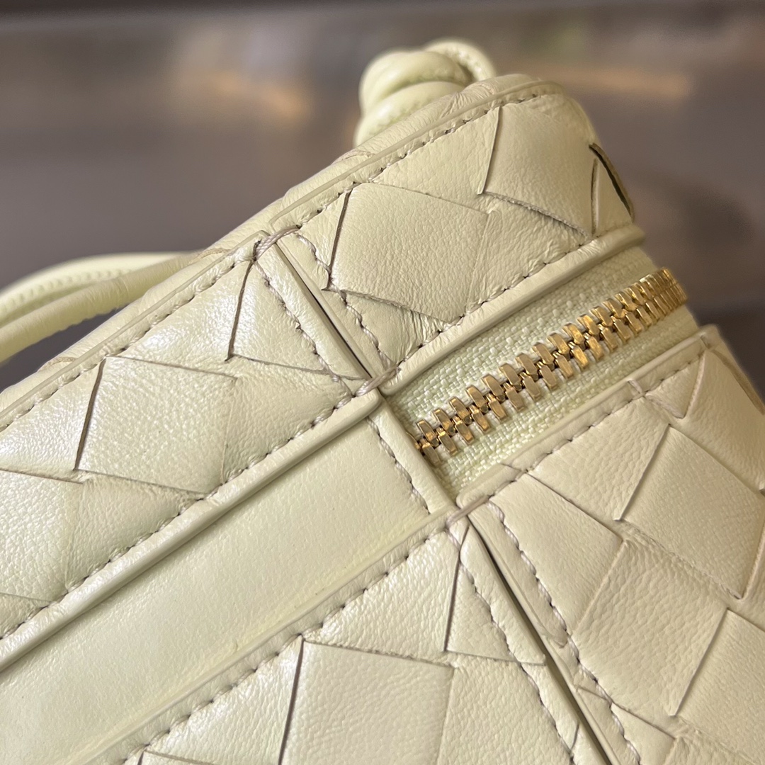 bo*te*ga Ve*ne*ta mini intrecciato vanity case