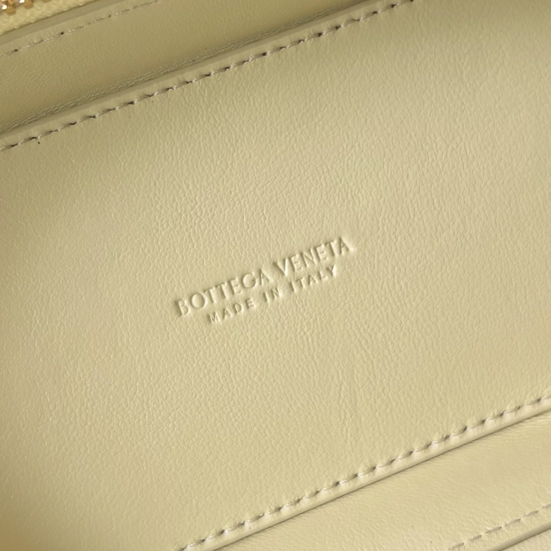 bo*te*ga Ve*ne*ta mini intrecciato vanity case