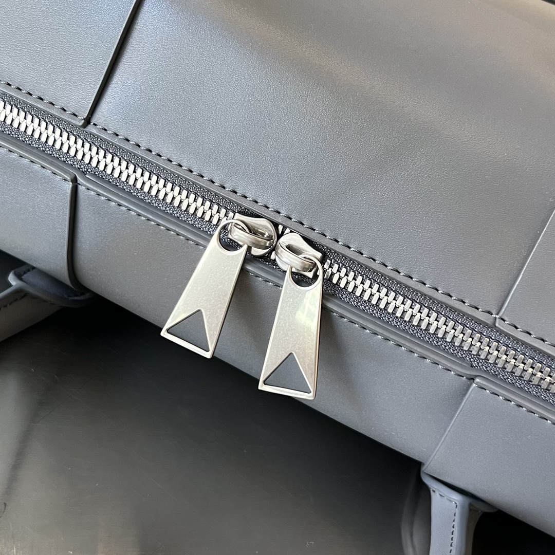 bo*te*ga Ve*ne*ta arco briefcase