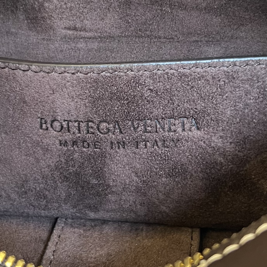 bo*te*ga Ve*ne*ta small brick cassette