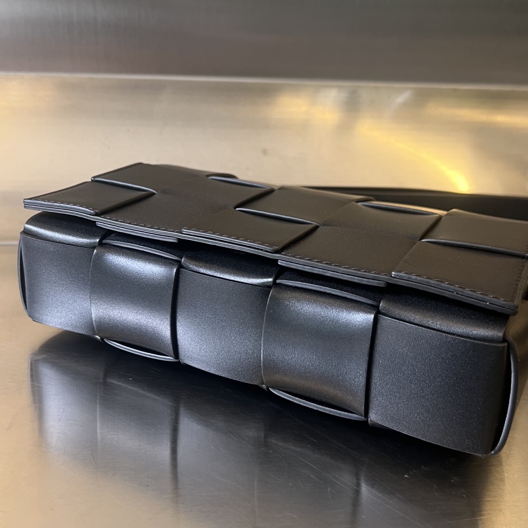 bo*te*ga Ve*ne*ta cassette bag