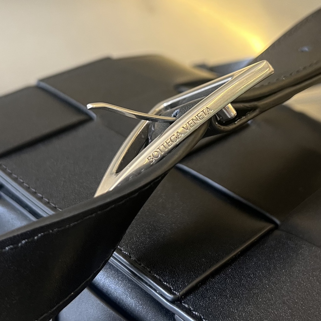 bo*te*ga Ve*ne*ta cassette bag