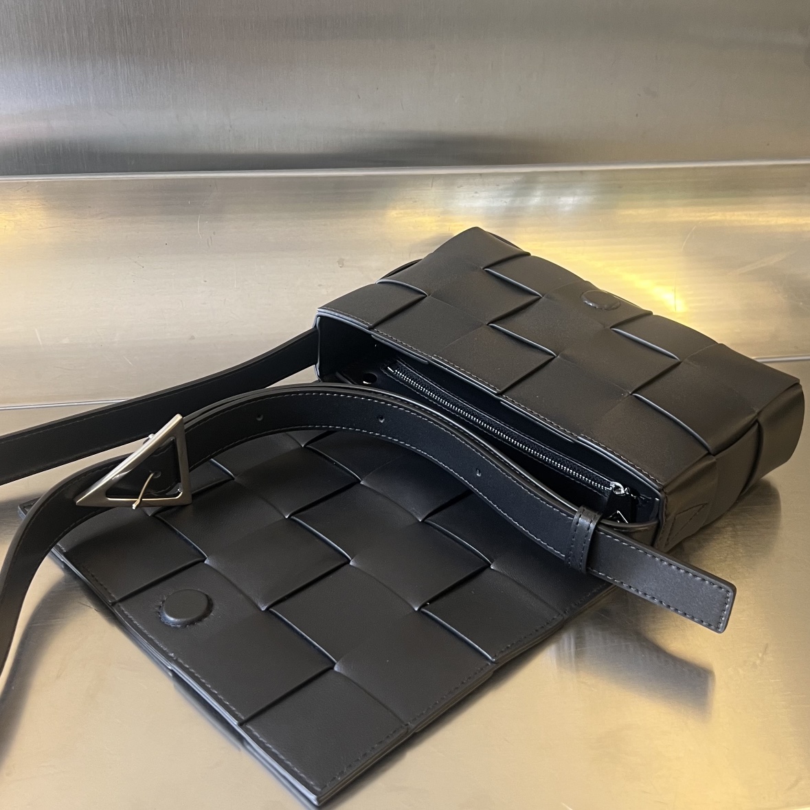 bo*te*ga Ve*ne*ta cassette bag