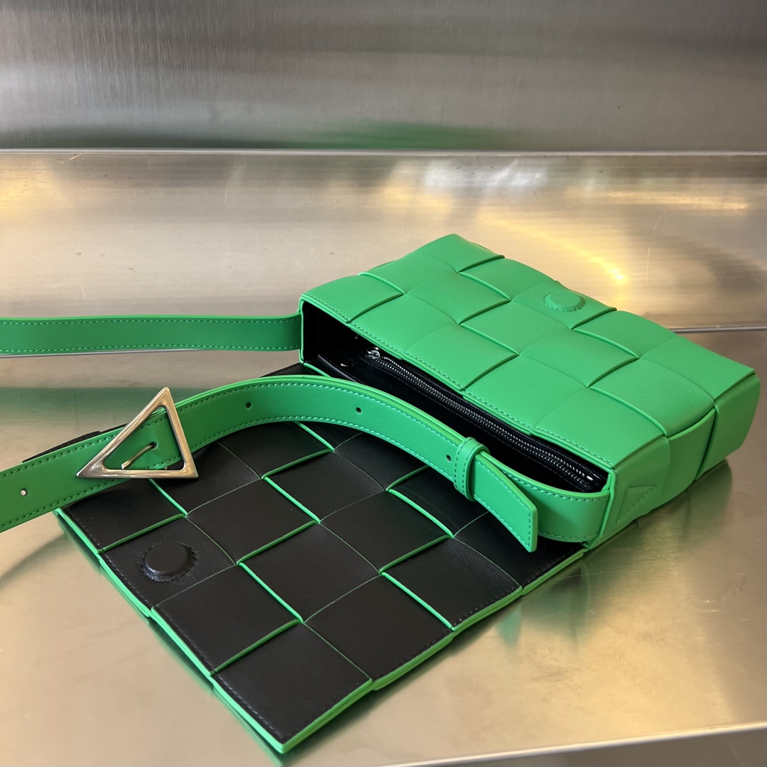 bo*te*ga Ve*ne*ta cassette bag