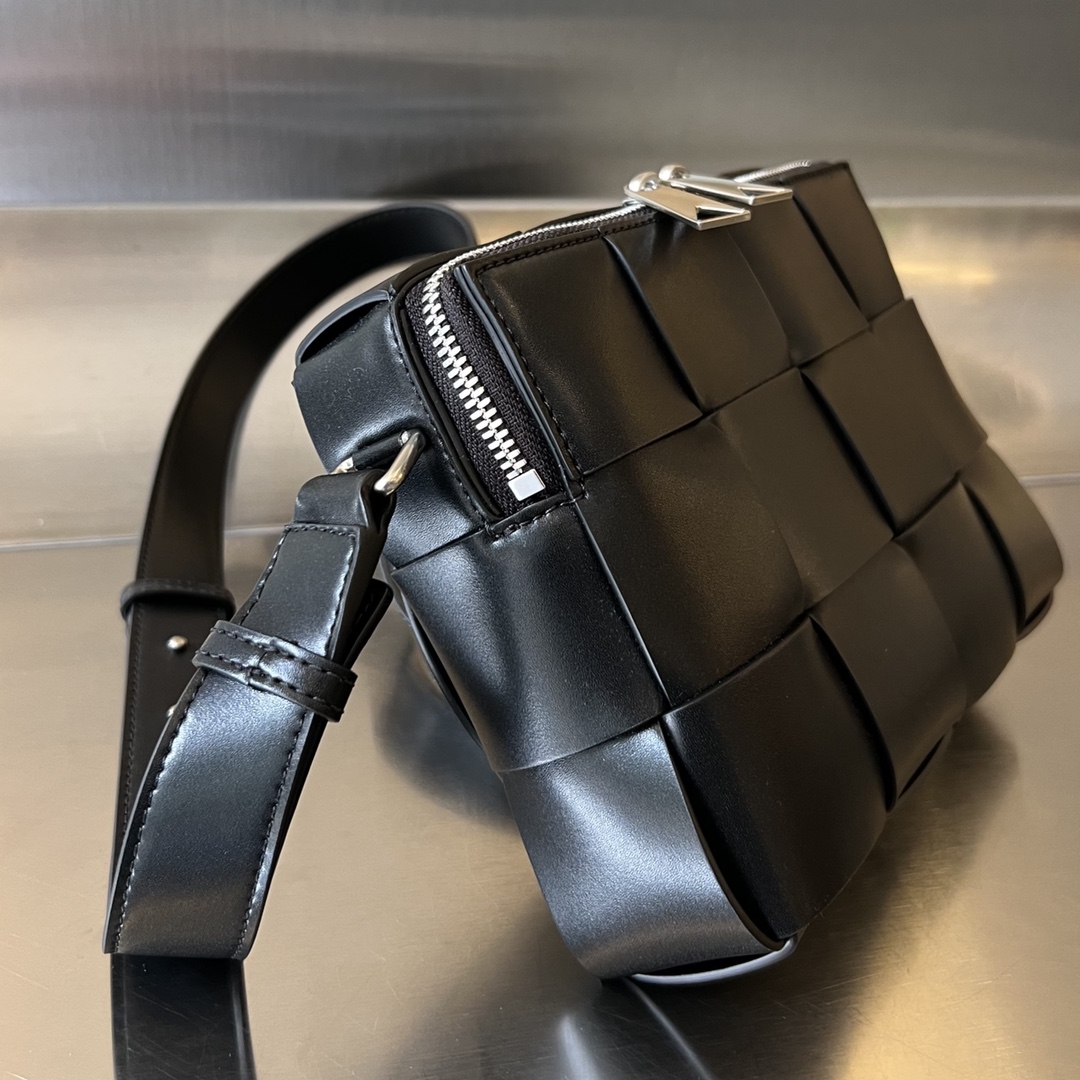 bo*te*ga Ve*ne*ta cassette camera bag