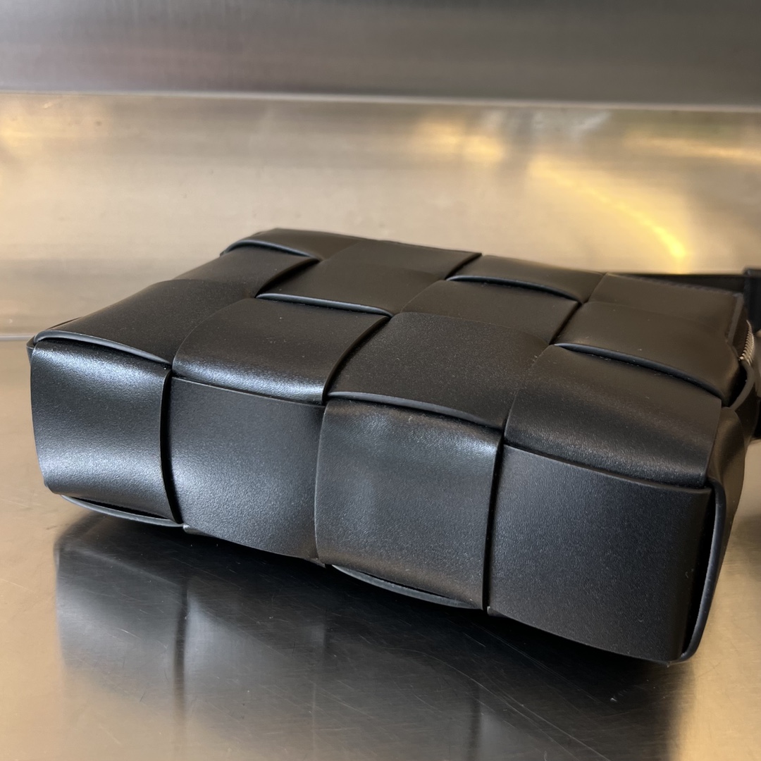 bo*te*ga Ve*ne*ta cassette camera bag