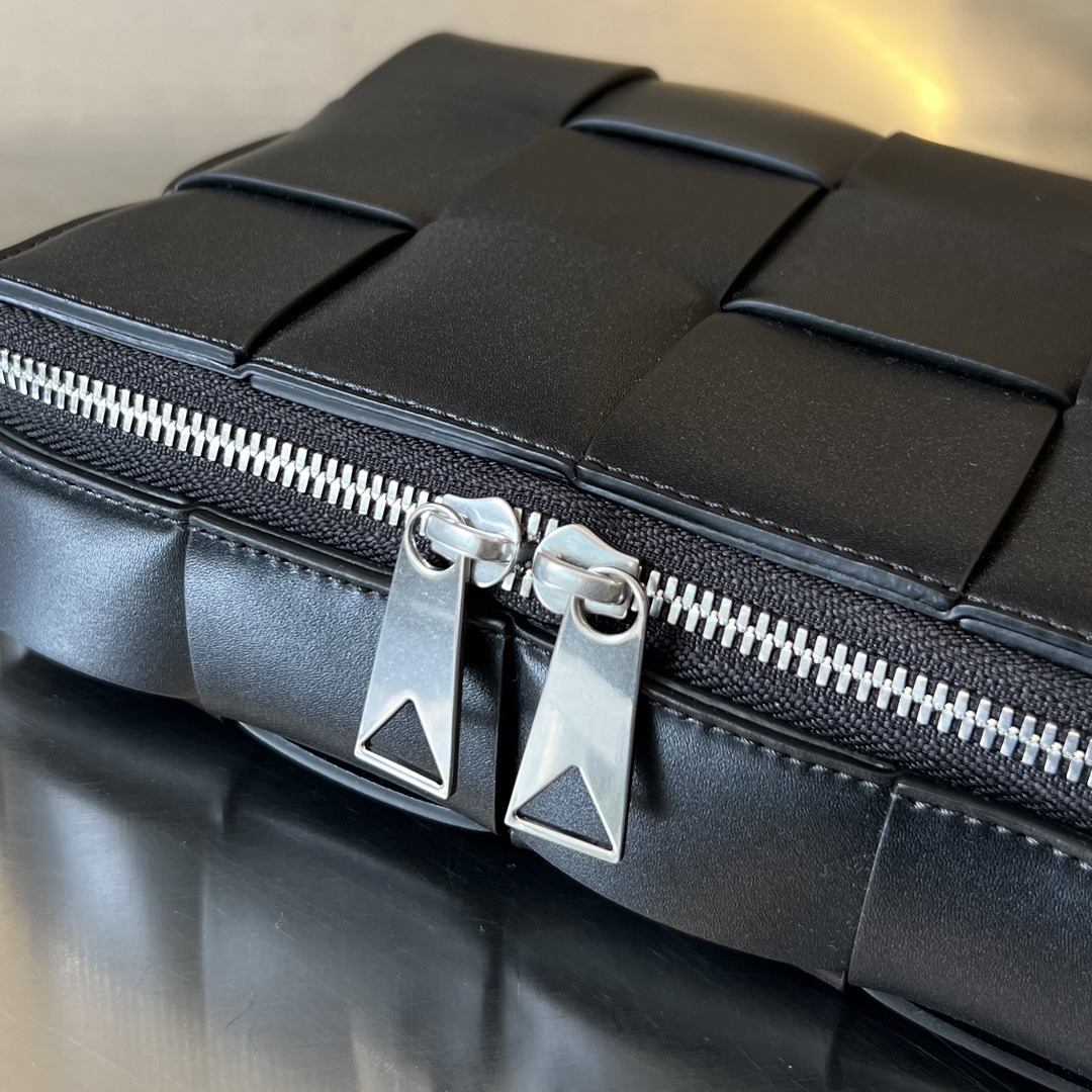 bo*te*ga Ve*ne*ta cassette camera bag