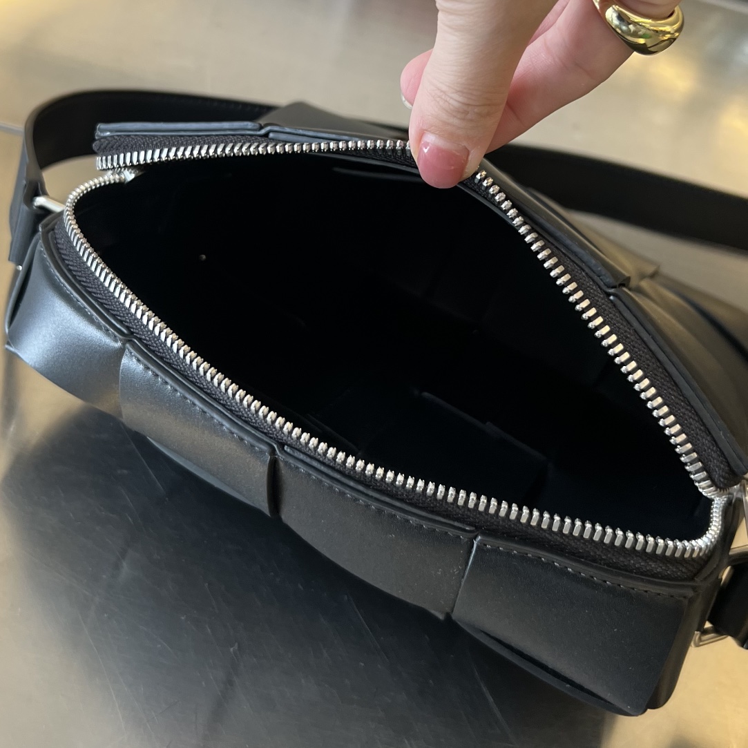 bo*te*ga Ve*ne*ta cassette camera bag