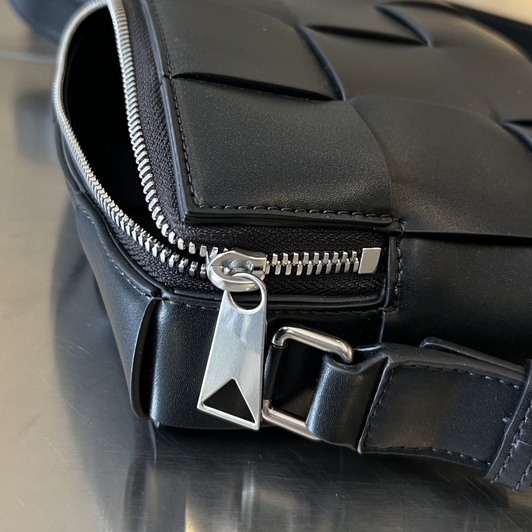 bo*te*ga Ve*ne*ta cassette camera bag