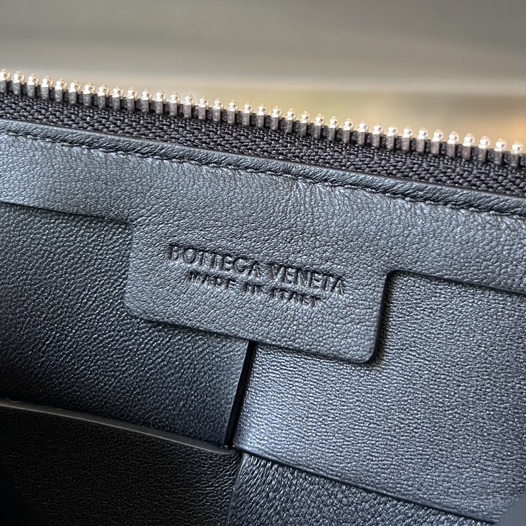 bo*te*ga Ve*ne*ta cassette camera bag