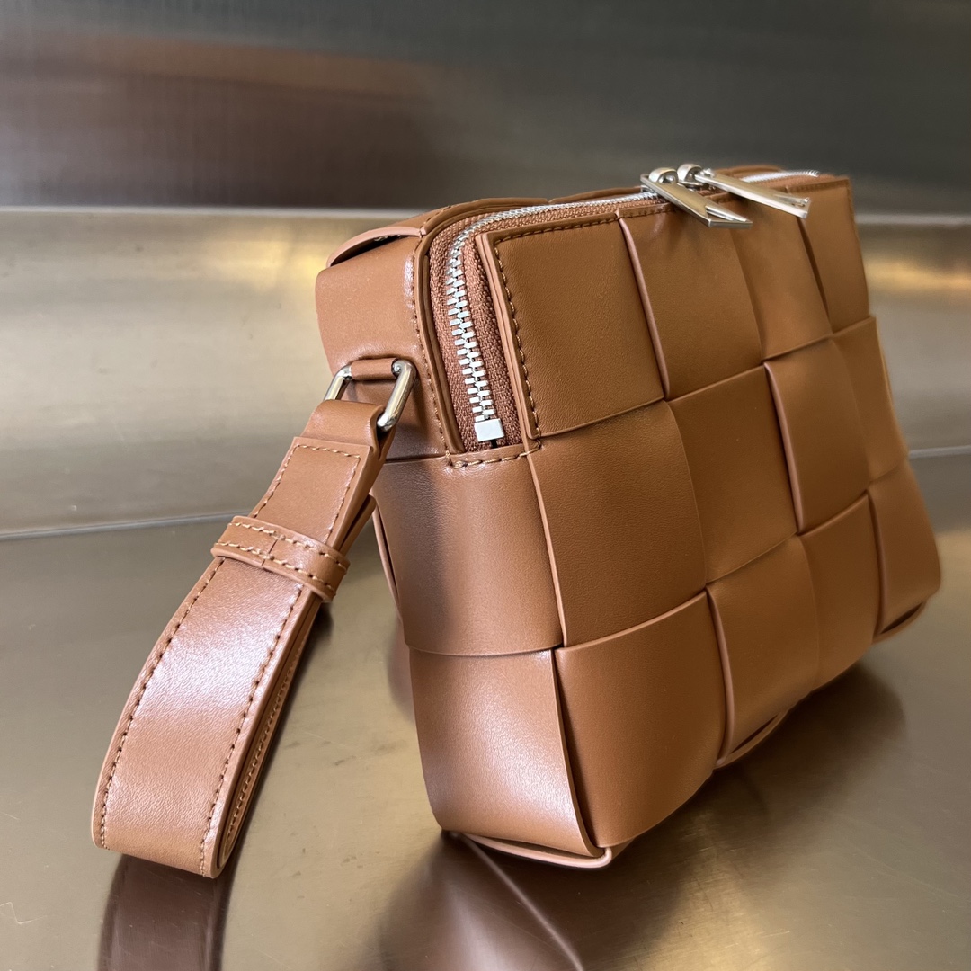 bo*te*ga Ve*ne*ta cassette camera bag