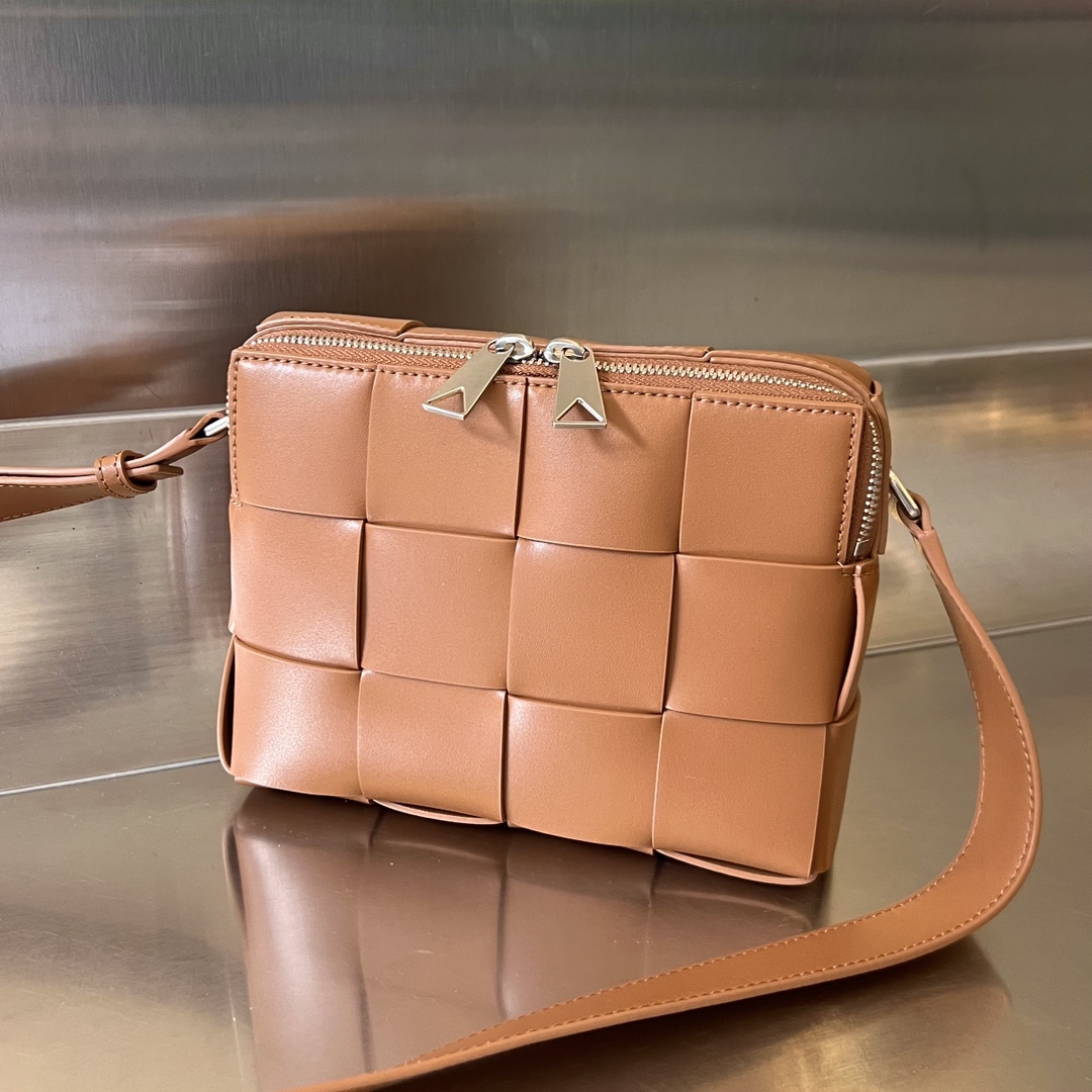 bo*te*ga Ve*ne*ta cassette camera bag