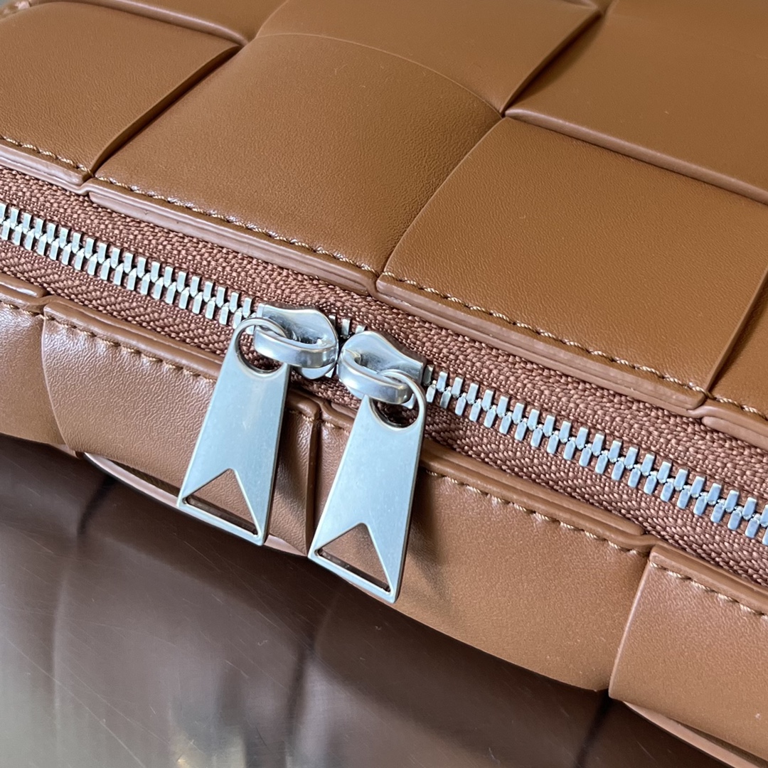 bo*te*ga Ve*ne*ta cassette camera bag