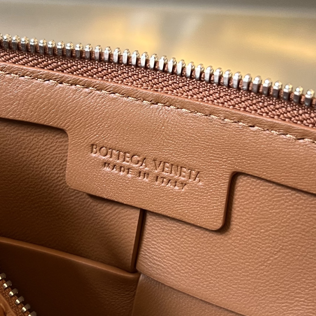 bo*te*ga Ve*ne*ta cassette camera bag