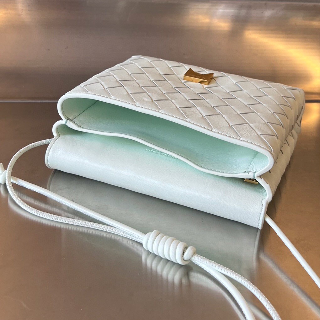 bo*te*ga Ve*ne*ta mini intrecciato cross-body bag