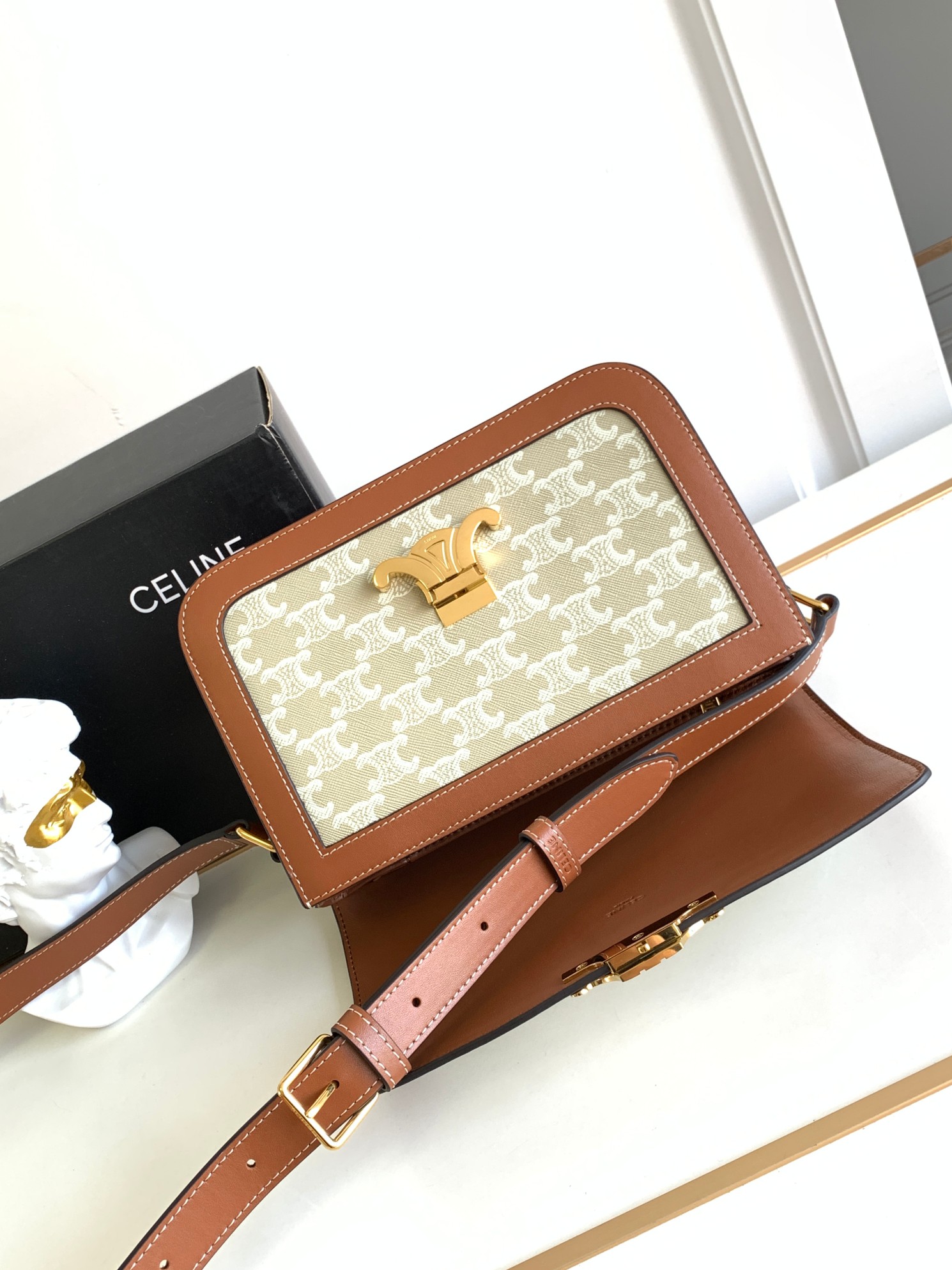 Ce**e classique triomphe bag