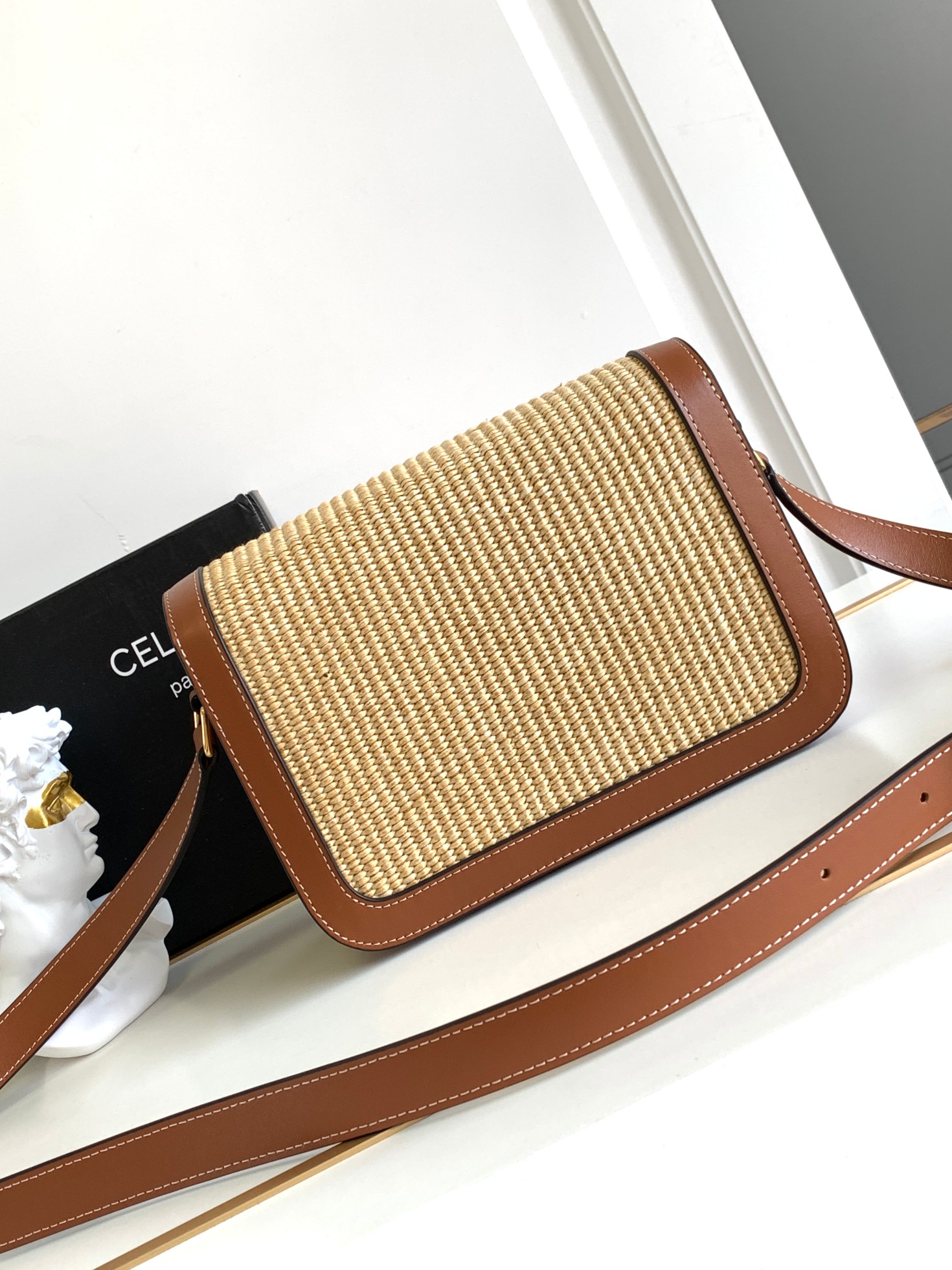 Ce**e classique triomphe bag