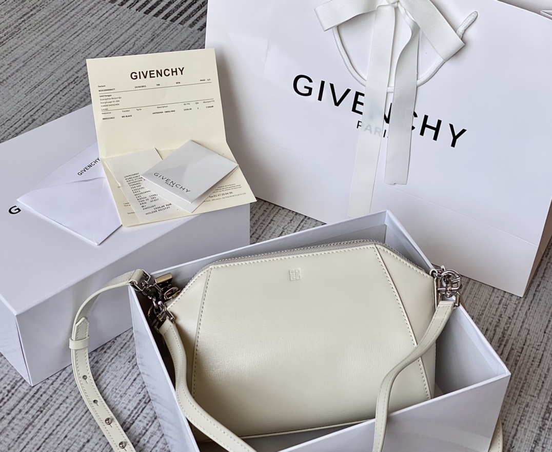 Givenchy XS Antigona Bag