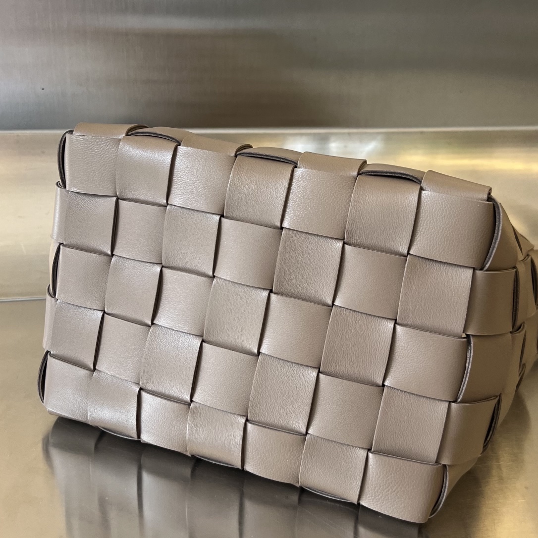 bo*te*ga Ve*ne*ta bv small bowling cassette