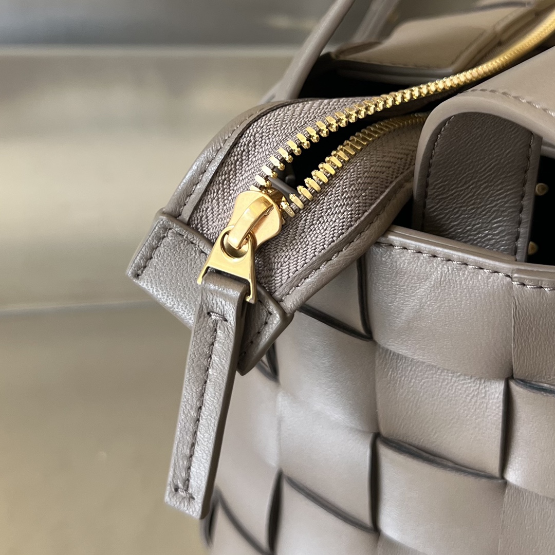 bo*te*ga Ve*ne*ta bv small bowling cassette