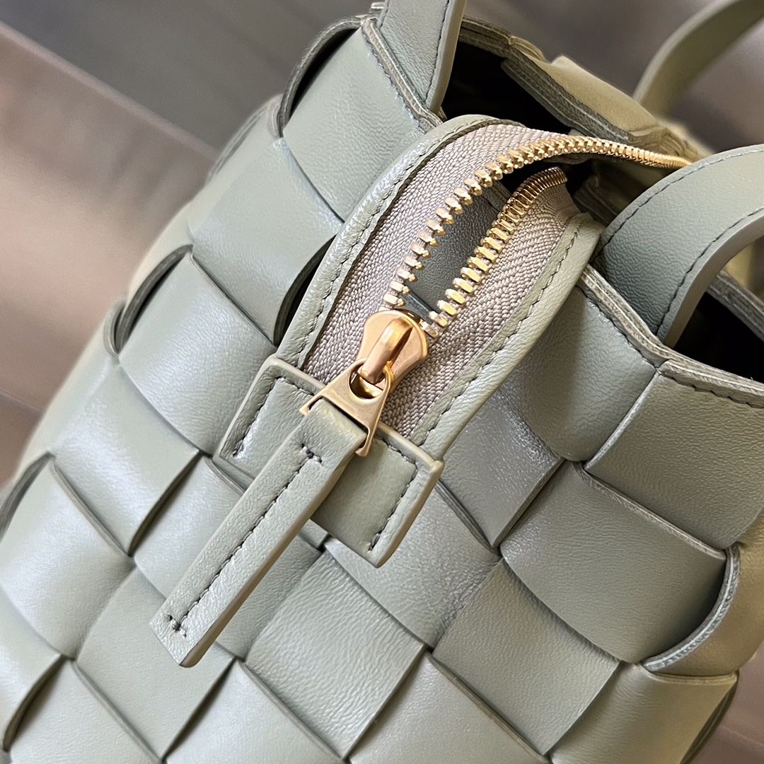 bo*te*ga Ve*ne*ta bv bowling cassette