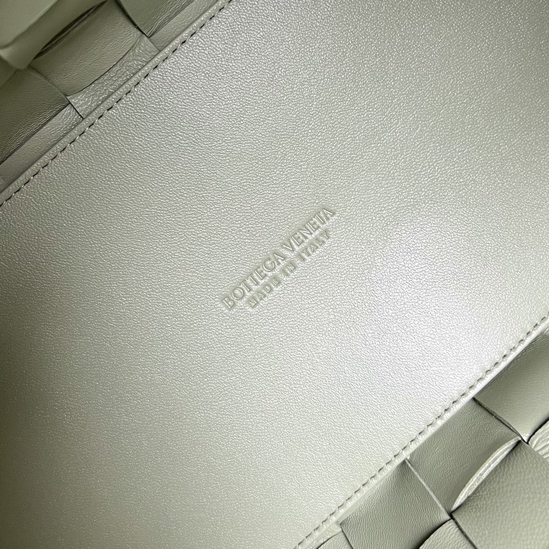 bo*te*ga Ve*ne*ta bv bowling cassette