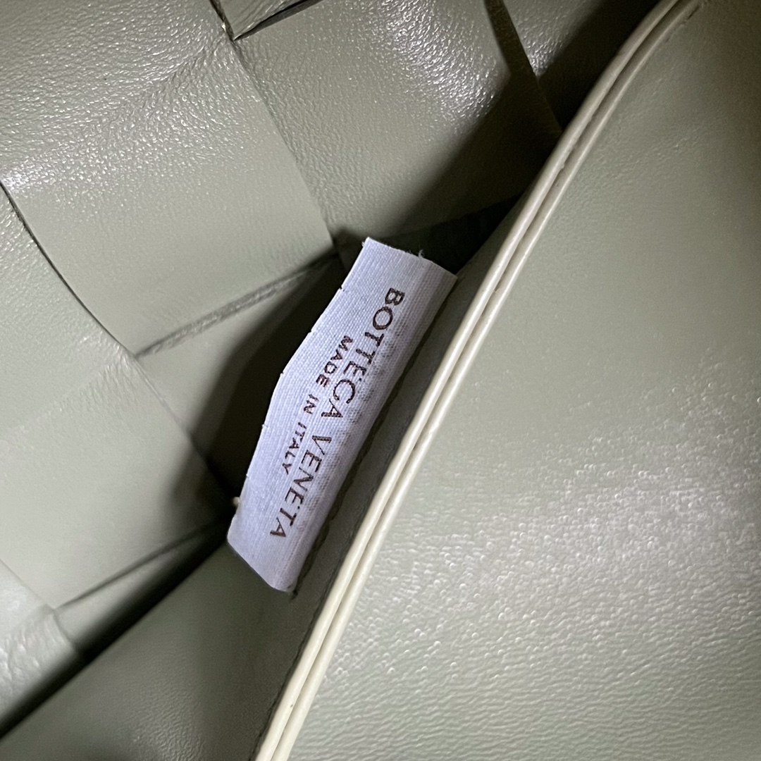 bo*te*ga Ve*ne*ta bv bowling cassette