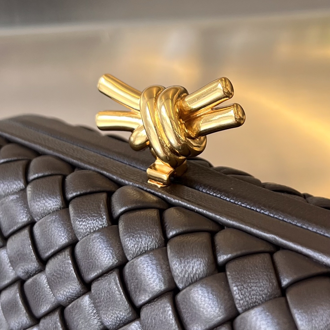 bo*te*ga Ve*ne*ta knot