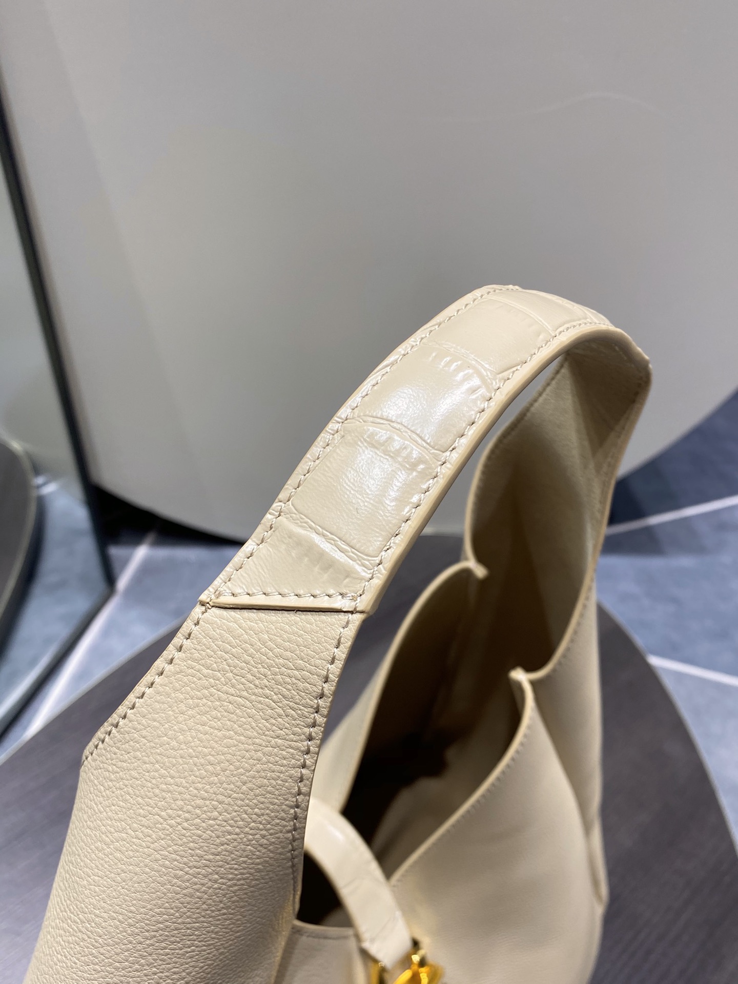 Givenchy G-Hobo Medium