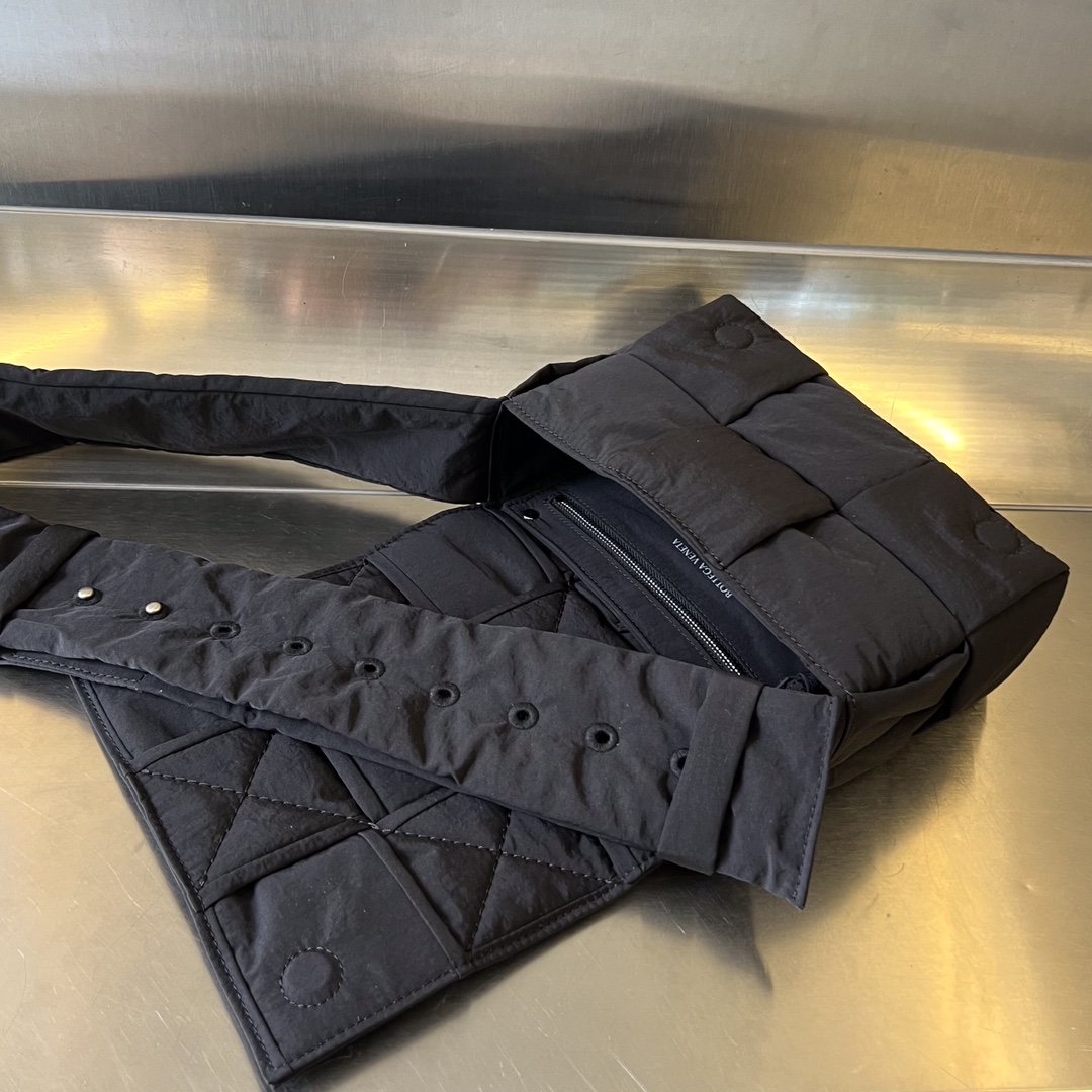 bo*te*ga Ve*ne*ta small padded tech cassette