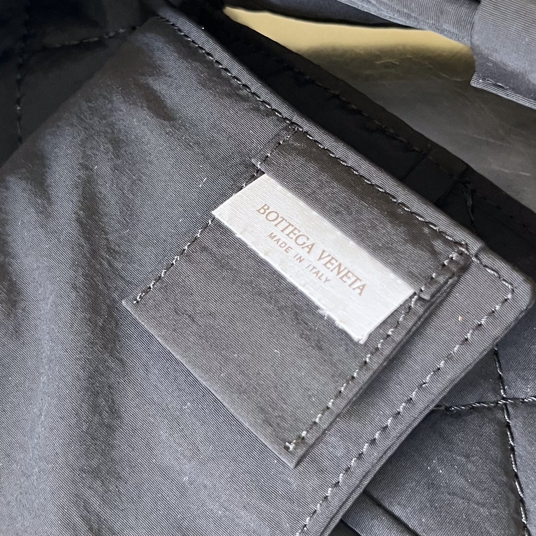 bo*te*ga Ve*ne*ta small padded tech cassette